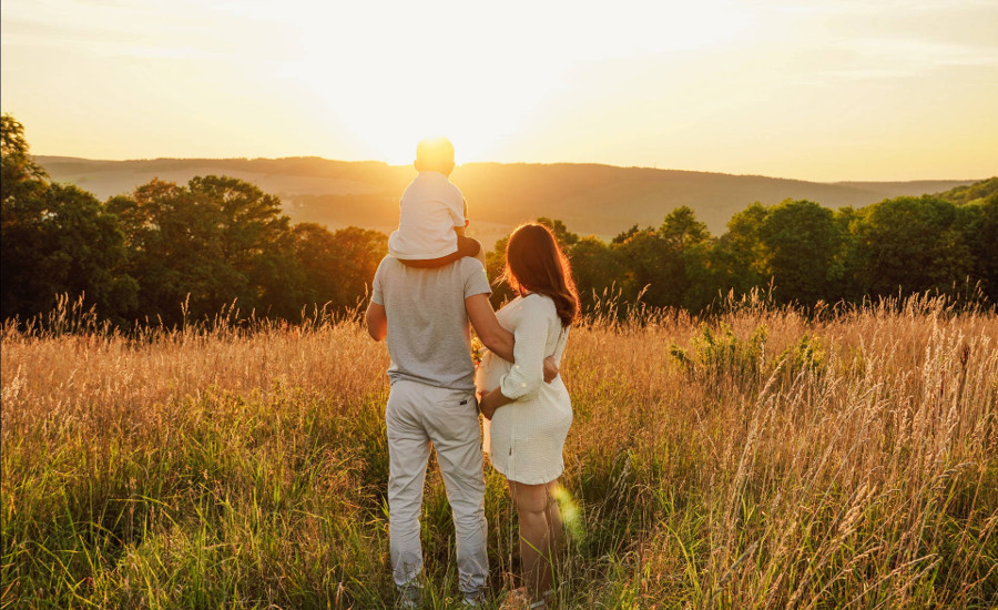 Eine Familie vor dem Sonnenuntergang bei einem Fotoshooting von Nastigrafie